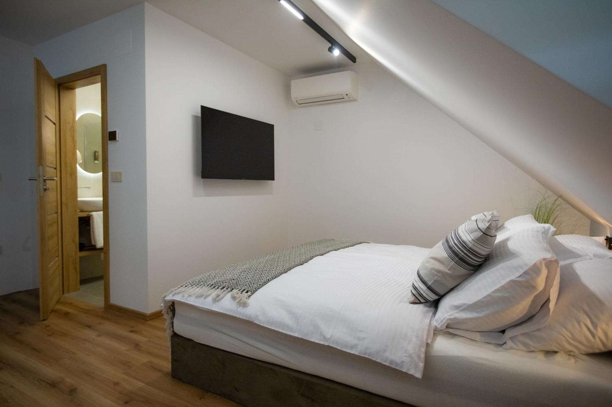Hisa Trelc- Sobe Hotel Komenda ภายนอก รูปภาพ