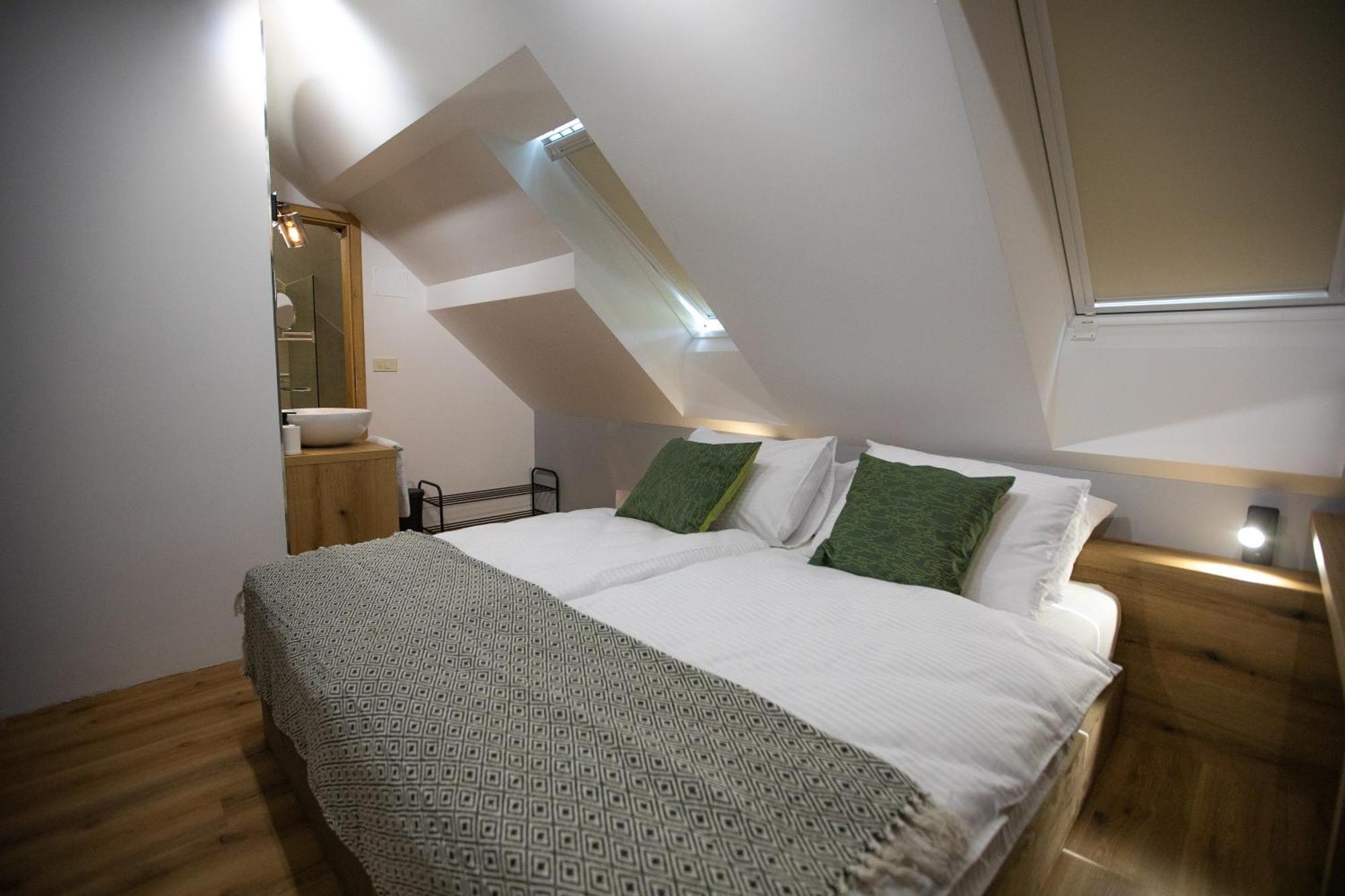 Hisa Trelc- Sobe Hotel Komenda ภายนอก รูปภาพ